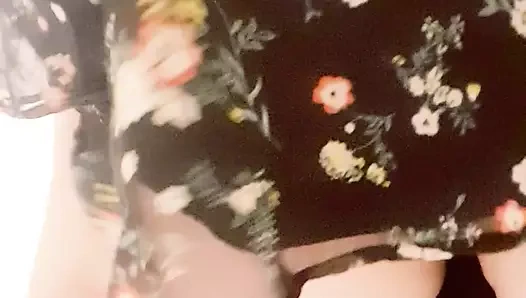 pissing içinde the toilet