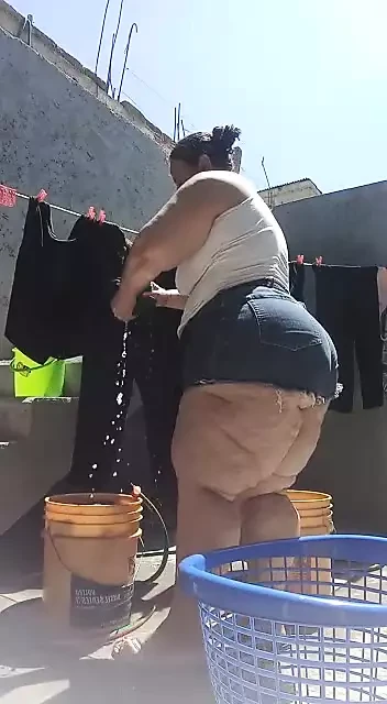 Я стираю свою одежду, а моя соседка делает соломинку, шпионя за мной