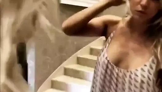 Kaley cuoco - uzun elbise ve göğüs dekoltesi