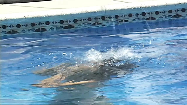 Havuzda ateşli lezbiyen seks! Boşalana kadar amımı yalıyor