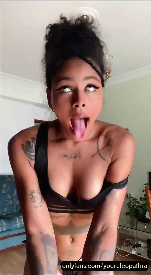 Слитый в сеть слив 18-летней сучки Tiktok