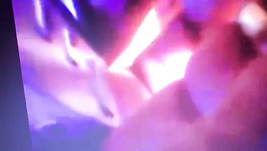 Victoria küçük bir dil ve parmak alıyor