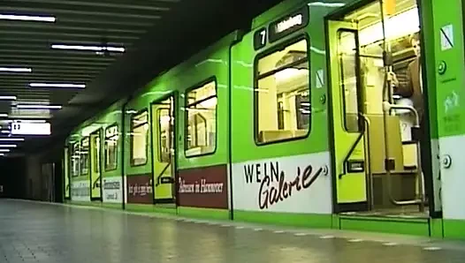 Alman vahşi esmer genç kız herkesin içinde döl yiyor