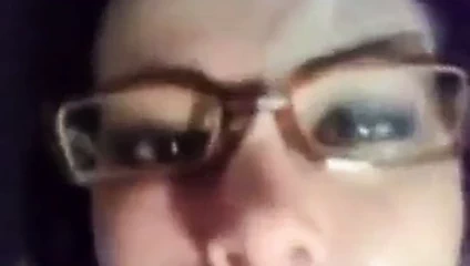 Gözlüklü kız bir bbc yüz alır