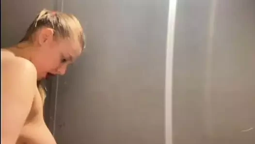 Büyük yarak ve dölle çifte penetrasyon