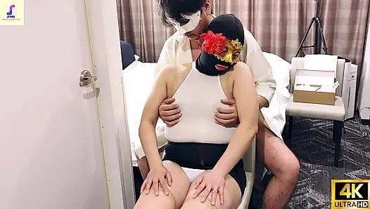 Seks kölesi maskesi takan ellili yaşlarında bir genç, kendini halka açık mastürbasyona dalıyor ve erotik cosplay içinde meyve suyu damlatıyor