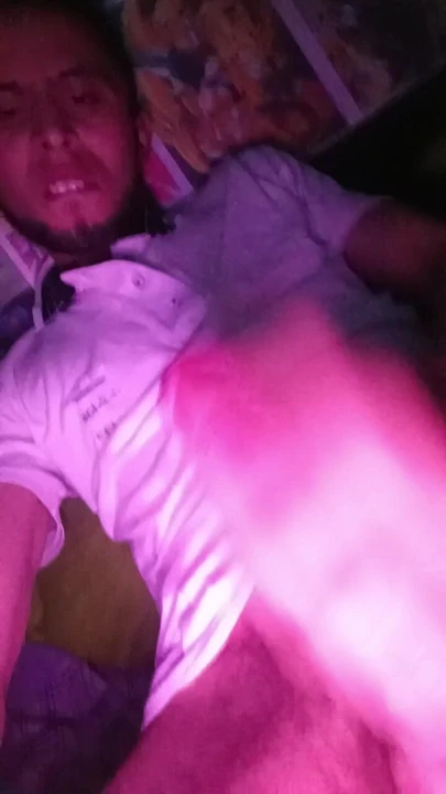 Zengin üvey kız kardeşim kendini videoya kaydediyor ve ben odasında kendini tatmin ederken beni mastürbasyon yapıyor