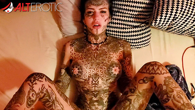 Inked yukarı güzellik amber luke craves bir büyük horoz
