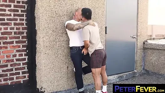 Peterfever Damian Dragon dilf yarağını Tanner Winn'in derinliklerine gömer