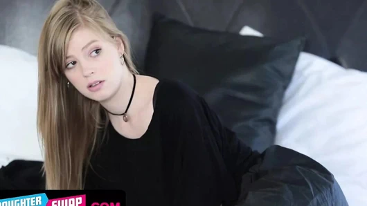 Azgın üvey baba hileler ve şeritler çekici soluk kız