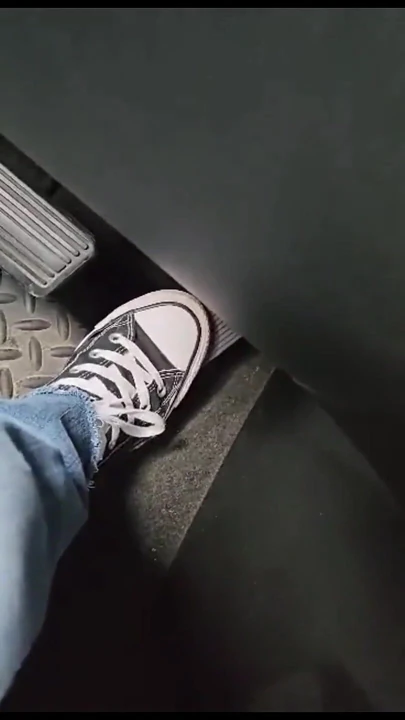 Benim converse sikini sert sikiyor