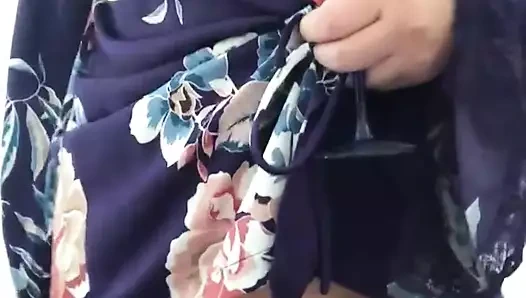 Sigara içen Asyalı ateşli hatun iç çamaşırlı mavi tutan martini