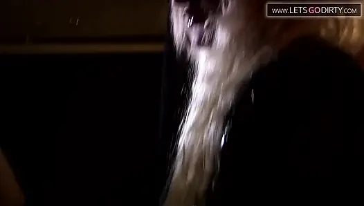 Sarışın kız sevgilisini bağladıktan sonra ayak masajının tadını çıkarıyor