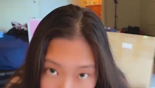 Dizlerimin üstüne çöküp iyi asyalı bir sürtük gibi sakso çekiyor ve ağzıma büyük boşalma