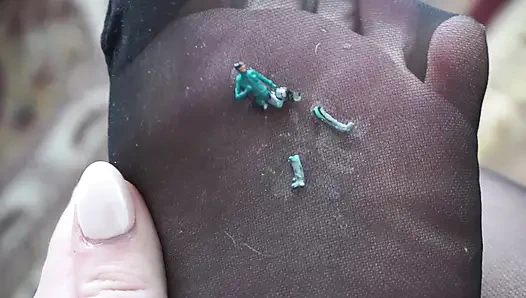 Giantess küçülen iş arkadaşlarıyla saklambaç oynuyor