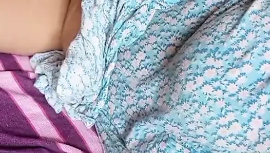 Sri Lankalı aktris Anne banyoda geceleri amcığı ve büyük doğal göğüsleriyle oynuyor