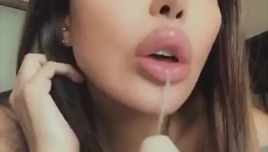 Lela Star kendi meme uçlarını emiyor ve büyük bir dildoyla sıkı amını sikiyor