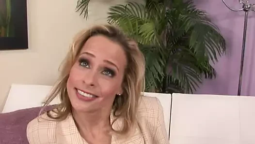 Payton Leigh ile sarışın orta yaşlı seksi kadın ile ırklararası porno