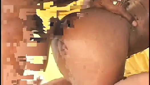Süre sonu olan birkaç sürtük amcıklarını büyük yarak olmak için sert siktiriyor