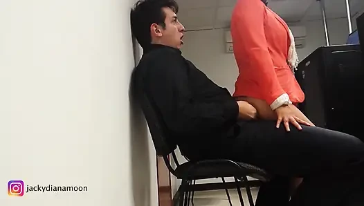 Sekreterim geri duramıyor ve benden ofiste seks istiyor.