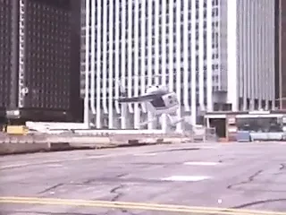 Takım elbiseli yaşlı sakallı adam helikoptere biniyor.