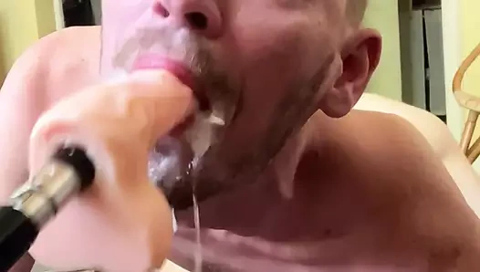 İri güzel kadın yapay penisle gırtlağına kadar öğürüyor ve tükürüyor