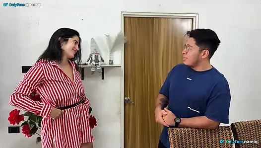 Seksi ve güzel latin kameramanın yüzüne fışkırtıyor