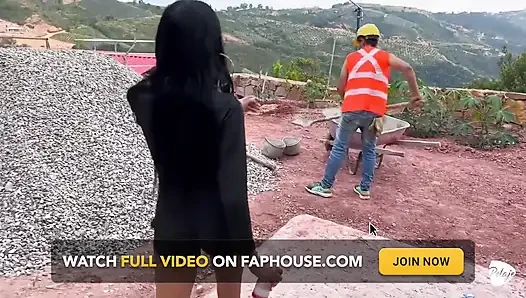 Kocası arkadaşlarıyla gittiği için kadın işçiyi sikiyor