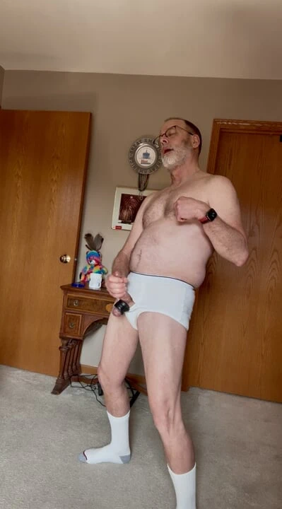 Baba beyazları soyunuyor ve sopalıyor