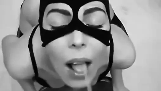 Sidik sürtük 4 musluktan altın çiş içmeyi seviyor