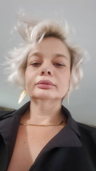 Seksi olduğumu düşünüyorsun hiç bir şey görmedin ben çok sürtük olgun Fransız kadınım