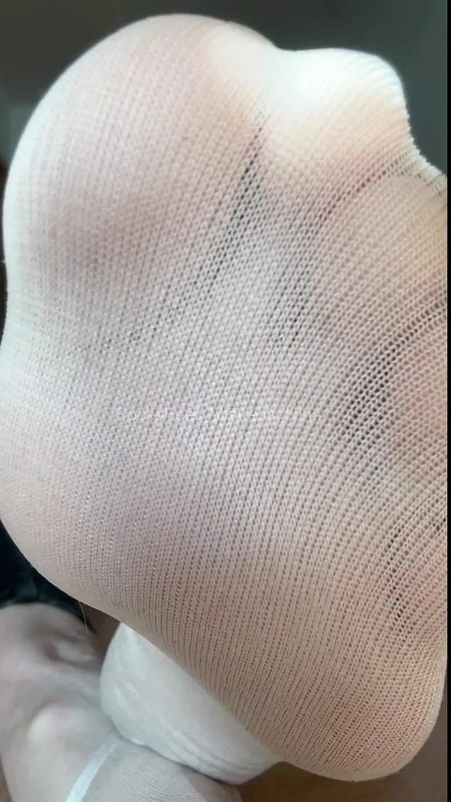 Seni yine terli naylon çoraplarıma bakarken yakaladım, değil mi? (V456)