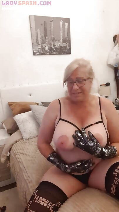 Yaramaz Fina kendine dokunmak için eldiven kullanıyor
