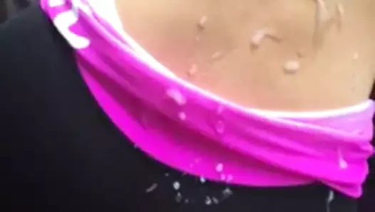 Onun yoga pantolonuna boşalan