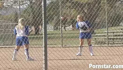 Üç sarışın amcık yalayan lezbiyenlerle üçlü seks