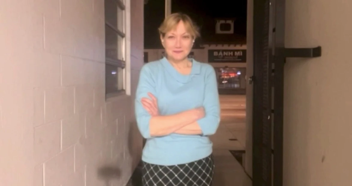 Публичная Паулина раздевается и мастурбирует в переулке, пока мимо струится автомобиль