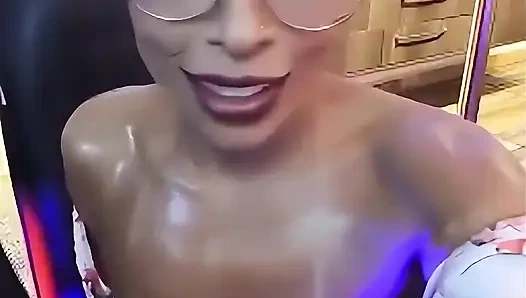 Natzinha Morena tamamen yağlanmış: parlayan cilt ve büyük memeler yakın çekim