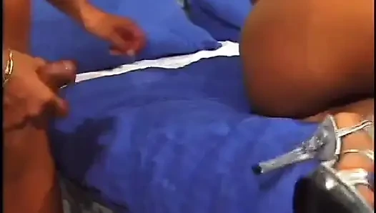 Genç kız göt deliğini siktiriyor