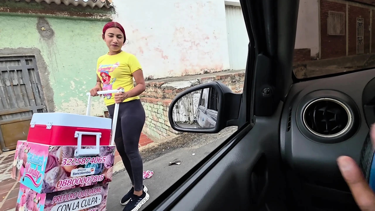 Convencí a esta vendedora a subirse a mi auto