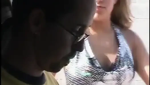 Büyük götlü ghetto ho kanepede ateşli bir yarağı emiyor ve sikiyor