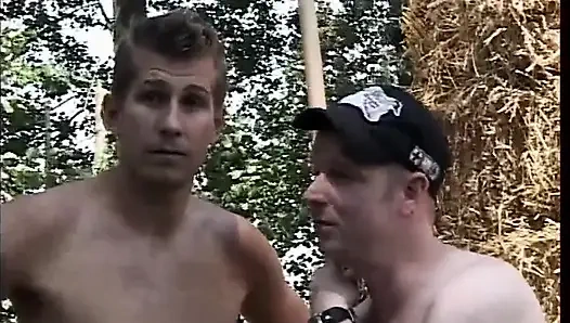 Seksi bir sarışın için açık havada vahşi grup seks