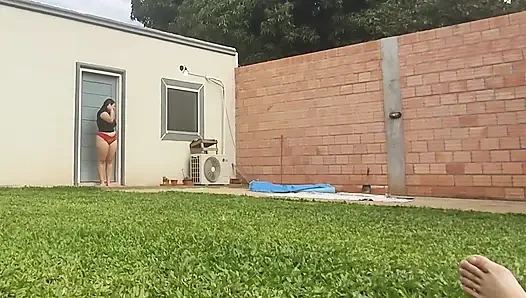Üvey babam güneşleniyor ve onun yarağını emmek istiyorum