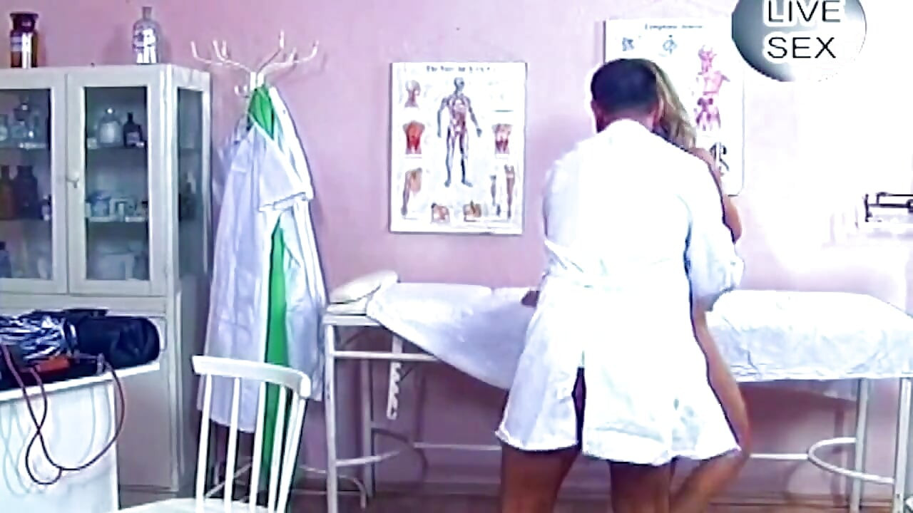 Sarışın hasta sert zeminden sikişmeden önce doktor yarağını emiyor