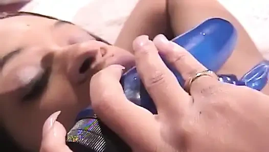 Güzel zenci hatun birkaç oyuncakla oynuyor