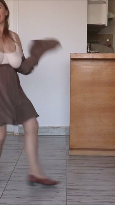 Ateşli büyük memeli orta yaşlı seksi kadın MariaOld çoraplı jartiyerle azdırıyor | Klip 2