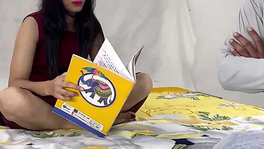 Zengin bir aileden bir kız eğitim öğretmeniyle seks yapıyor.