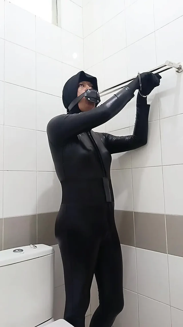 Catsuit ve penis ağzı