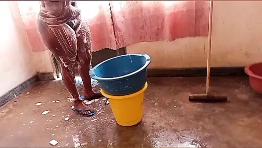 Sugarmommy 6 tur sikildikten sonra banyo yapıyor