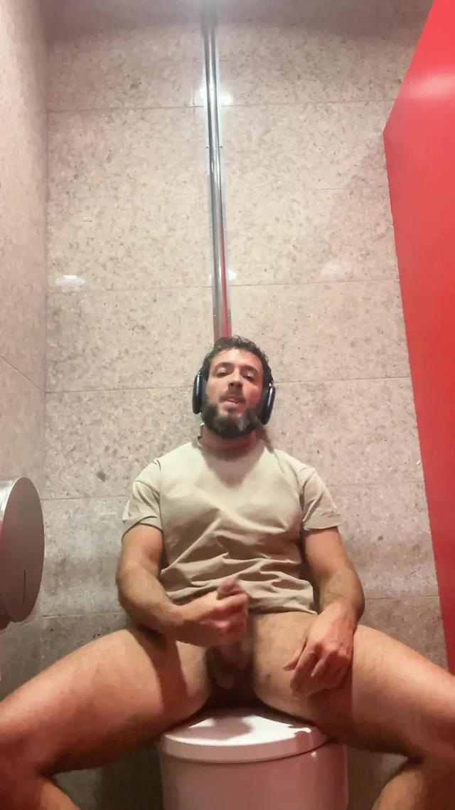 Havaalanında mastürbasyon yapıyor