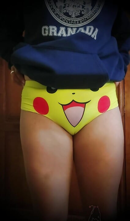 Pikachu külotum altında sana bir sürprizim var